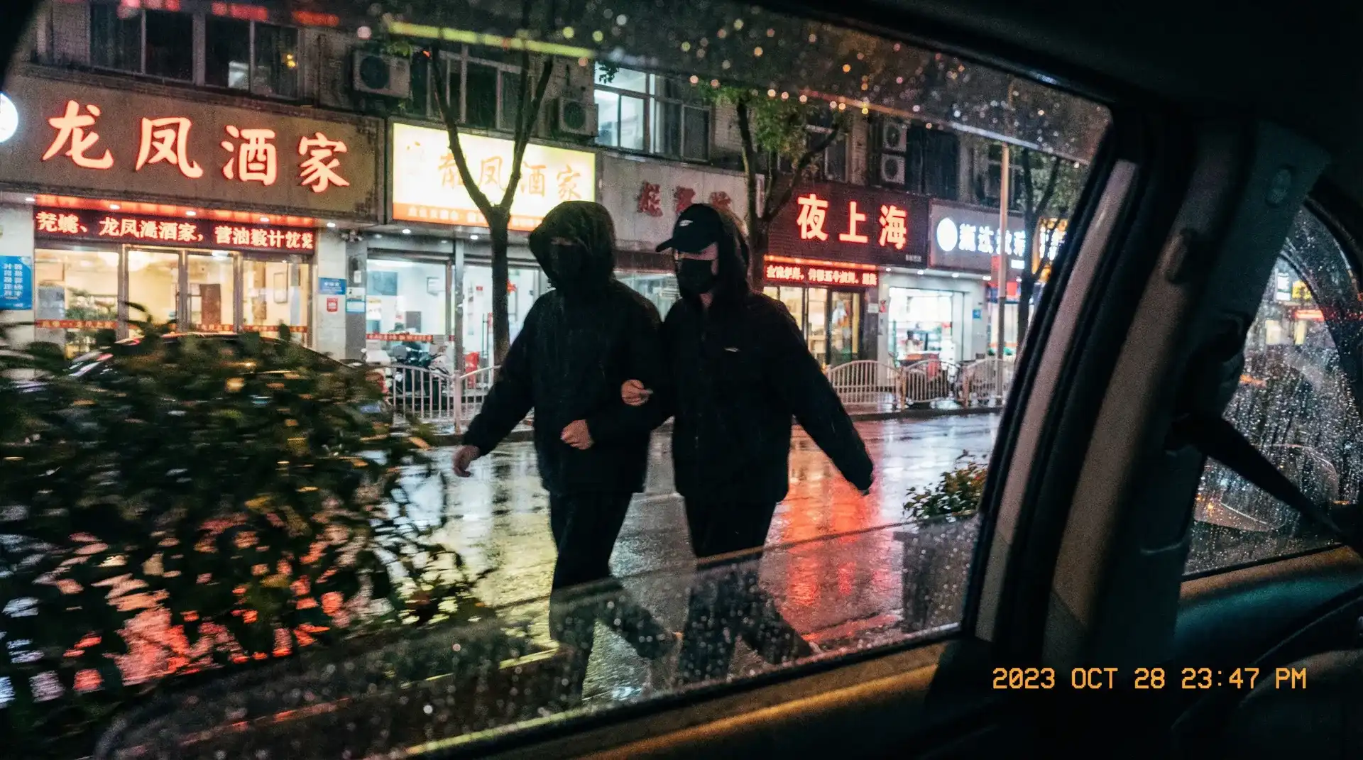 FB娱乐 - 顶流明星深夜密会现场抓拍照片